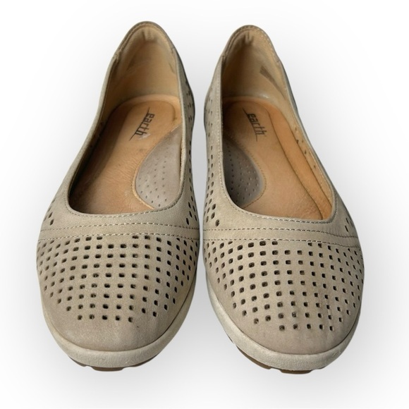 Earth Violet Low Wedge Perf Taupe Nubuck Shoes 7.5 - Picture 2 of 8